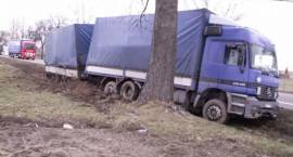 TIR wjechał do rowu w okolicach Żabikowa - 18.03.2007 r. /Fot. Marek Rytelewski SOS...