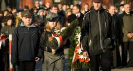 Miejskie obchody 90. rocznicy Odzyskania Niepodległości - wiązankę składa delegacja...