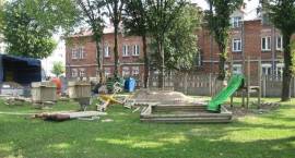 Trwa montaż zabawek w Miejskim Przedszkolu nr 3. /fot. Łukasz Laskowski