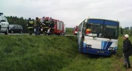 Autokar w rowie. Kierowca był pijany. /Fot. nadesłał Czytelnik Portalu www.zambrow.org