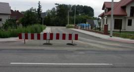 Wjazd na ul. Willową z ul. Łomżyńskiej - mimo, że zastawiony, kierowcy przesuwają i...