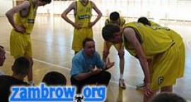 Trener SKK Siedlce z zawodnikami w trakcie przerwy w meczu /fot. GZAW