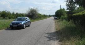 Jedziemy prosto ul. Wądołkowską. Na zdjęciu droga Zambrów - Wądołki na wysokości...