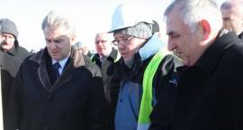 Zambrów, 14 II 2011 r. Minister infrastruktury Cezary Grabarczyk z wizytą na budowie...