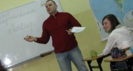 mł. asp. Tomasz Kalinowski prowadzi zajęcia w LO w ZSA /Fot. Anna Kulesza