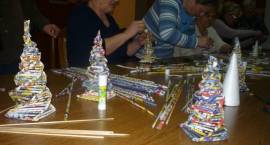 Panie z gminy Szumowo poznały tajniki powstawania wyrobów z papierowej wikliny