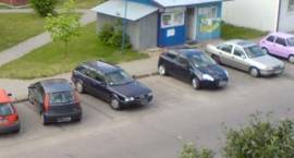 Parking przy ul. Papieża Jana Pawła II -  tylko 3 samochody zaparkowane poprawnie /Fot....