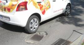 Zapadnięta kratka na Al. Woj. Pol. przy skrzyżowaniu z ul. Fabryczną