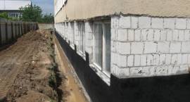 Trwają prace remontowe na zewnątrz jednego skrzydła budynku SP4