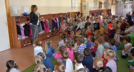 Dzieci z MP6 spotkały się z pracownikiem policji, fot. MP6 Zambrów