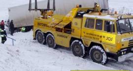 07.02.2006 r. TIR z drogi nr 8 wpadł do rzeczki /Fot. M. Rytelewski