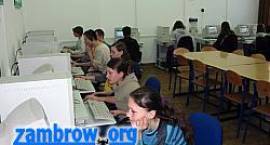 Uczniowie w pracowni komputerowej MG1 /Fot. GZAW