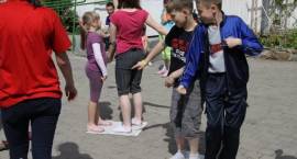 Zabawy i turnieje sportowe dla dzieci na świeżym powietrzu z okazji peregrynacji...