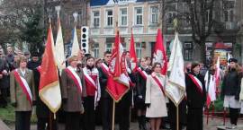 Poczty sztandarowe pod pomnikiem Powstania Styczniowego /Fot. GZAW
