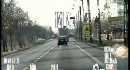 121 km/h na wlocie do miasta, przed skrzyżowaniem i znakami ostrzegającymi
