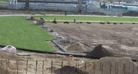 Kładą murawę na stadionie