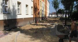Trwają prace przy zagospodarowaniu terenu wokół Bursy Szkolnej nr 1. Stan prac na : 12...