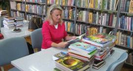 Pani Grażyna Kaczyńska ufundowała 137 książek Zambrowskiej Bibliotece Miejskiej. /fot....