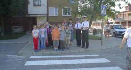 Policjanci uczą dzieć bezpiecznego zachowania na drodze /Fot. Emil Jasionowski