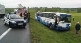 Autokar w rowie. Kierowca był pijany. /Fot. nadesłał Czytelnik Portalu www.zambrow.org
