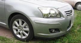 Samochody pobrudzone świeżo ciętą trawą wyrzucaną przez kosy spalinowe