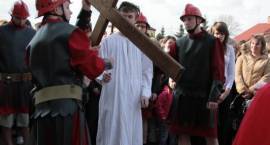 Inscenizacja Drogi Krzyżowej w Parafii pw. Św. Józefa w Zambrowie w dn. 02.04.2010 r.