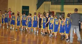 Klasy sportowe rywalizują w koszykówce