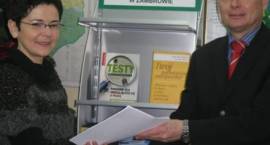 Dyrektor PUP Dariusz Olszewski przekazał wyposażenie SZPIK-ów dyrektorom szkół 15...
