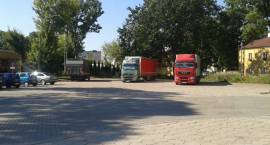 Parkujące przy dworcu PKS ciągniki siodłowe stwarzają niebezpieczeństwo ?