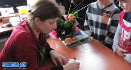 Spotkanie pisarki Natalii Usenko z dziećmi w bibliotece w Szumowie