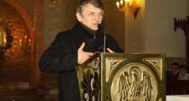 Aktor Dariusz Kowalski w kościele pw. Trójcy Przenajświętszej w Zambrowie