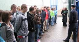 Młodzież z Publicznego Gimnazjum nr 2 w Grajewie zwiedzała Zakład Karny w Czerwonym...