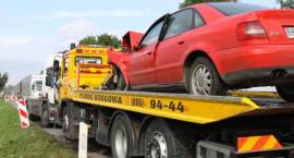 Nietrzeźwy kierowca Audi chciał wyprzedzić ciągnik na podwójnej ciągłej przed ruchem...