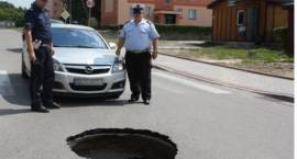 Dziura w jezdni na skrzyżowaniu ul. Raginisa z drogą osiedlową.