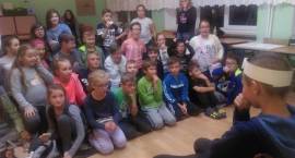 Noc w bibliotece