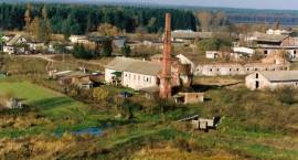 Budynki dawnego PGR z kominem Gorzelni /fot. Katarzyna Walendziak