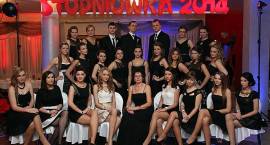 Studniówka Zespołu Szkół Ogólnokształcących - zdjęcia grupowe /Foto Piotrowscy