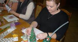 Panie z gminy Szumowo poznały tajniki powstawania wyrobów z papierowej wikliny