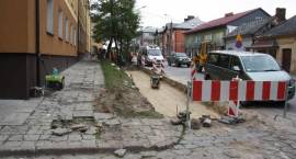 Remontują chodnik i zatokę autobusowę na ul. Łomżyńskiej