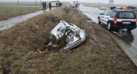 Skutki zderzenia dwóch aut na drodze nr 66 koło Wdziękonia Drugiego w dn. 31.03.2012 r....
