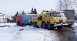 TIR w rowie k/Laskowca - 28.01.2007 r. /Fot. Marek Rytelewski SOS Assistance