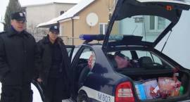Policjanci z Szumowa odwiedzili z prezentami ubogie rodziny