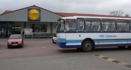 Autobus przy markecie Lidl /Fot. Grzegorz Zawistowski