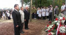Delegacja Gminy Zambrów składa wiązankę /Fot. Grzegorz Zawistowski