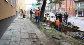 Remontują chodnik i zatokę autobusowę na ul. Łomżyńskiej