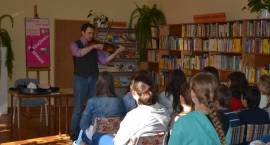 Spotkanie zambrowskich uczniów z Sergiuszem Pinkwartem w Miejskiej Bibliotece...