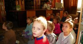 Pięciolatki z MP3 z wizytą w bibliotece szkolnej w SP3