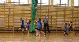 Klasy sportowe rywalizują w koszykówce