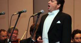 Adam Zdunikowski  (tenor) z Łomżyńską Orkiestrą Kameralną podczas jubileuszu 30-lecia...