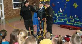 Policjanci i strażacy rozmawiają z uczniami o bezpieczeństwie